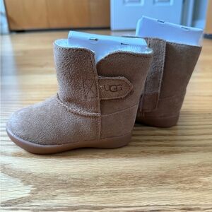 BRAND NEW UGG Kids Keelan Boots - Size 6